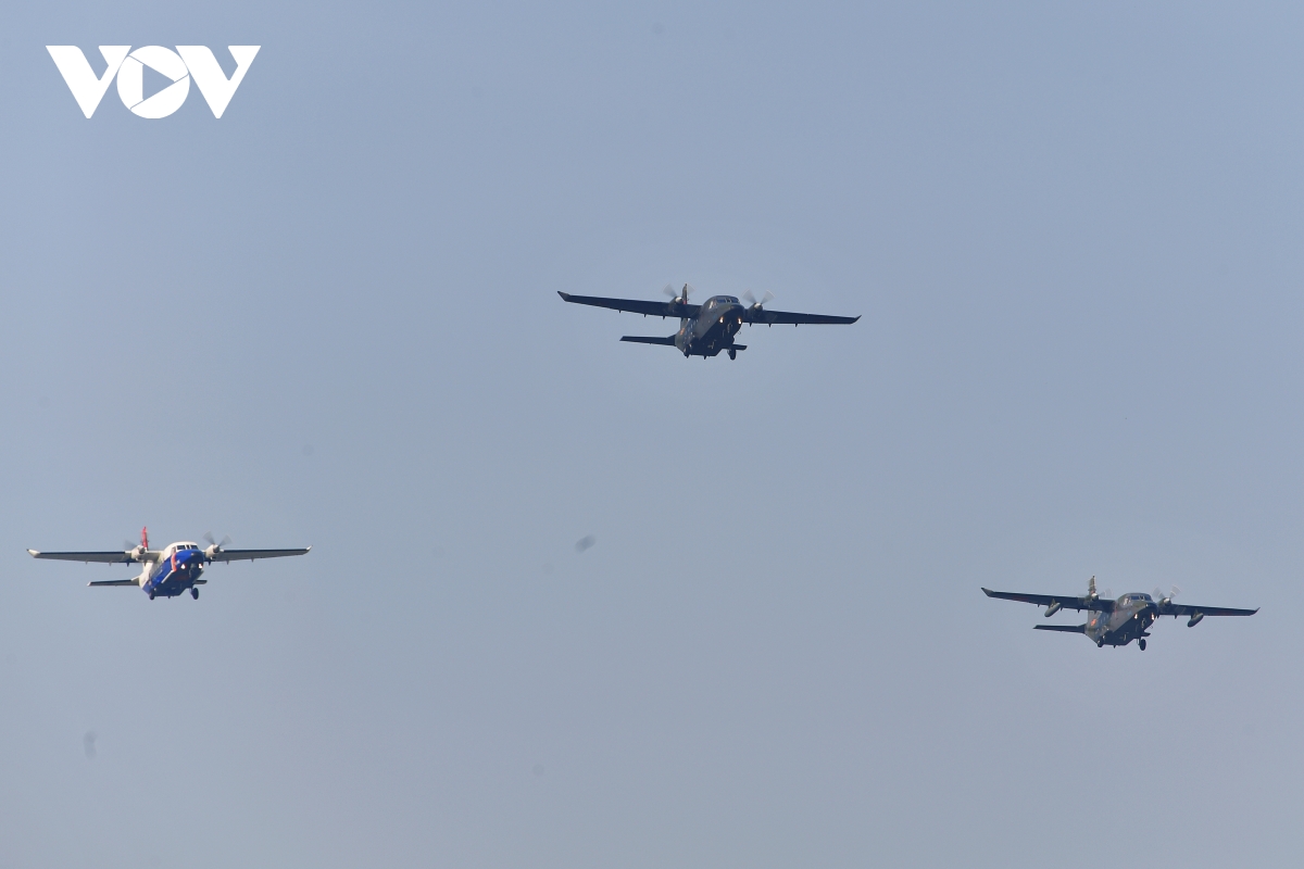 Dàn "ngựa thồ" của Không quân Việt Nam luyện xếp đội hình trên bầu trời Hà Nội